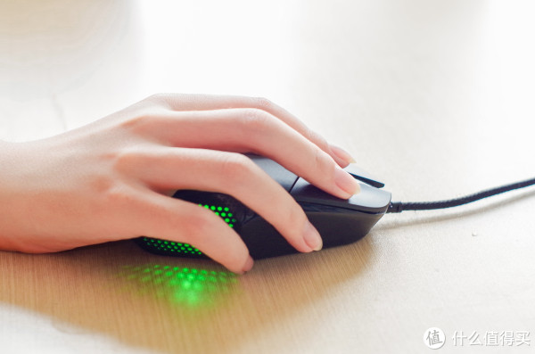 鼠标也有信仰加成,介绍一款适合女朋友使用的鼠标:logitech 罗技 g303
