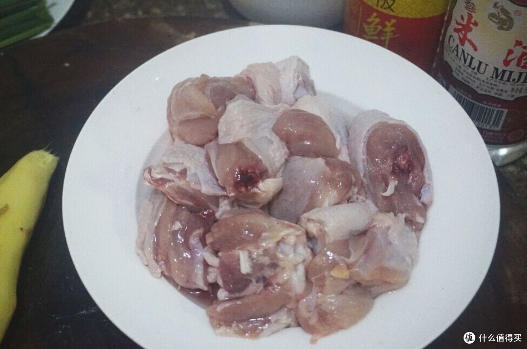 鸡腿肉斩块。 鸡腿肉斩块。