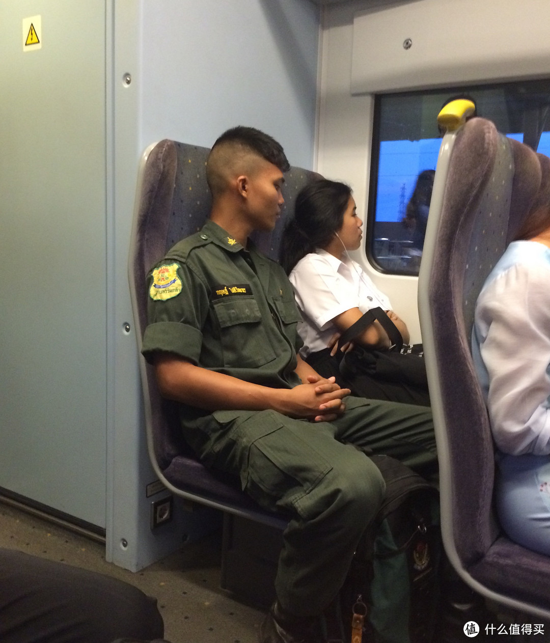 机场快线上遇到泰国军官小哥