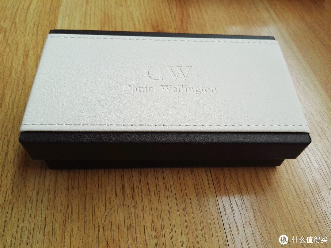 为颜值买单：Daniel Wellington 超薄女士镶钻手表 0905DW