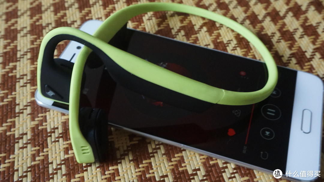 另类的AFTERSHOKZ AS600 TREKZ 钛骨传导耳机