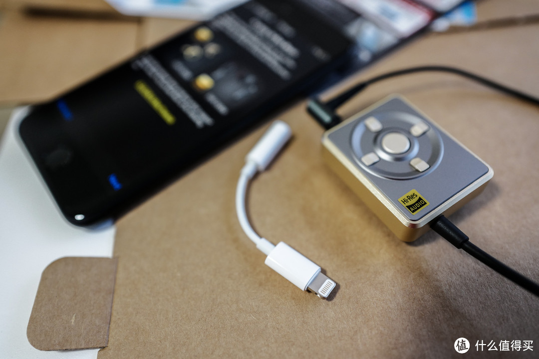 iPhone7 磨砂黑 与 ELECOM Lighting 接口专用线控耳放
