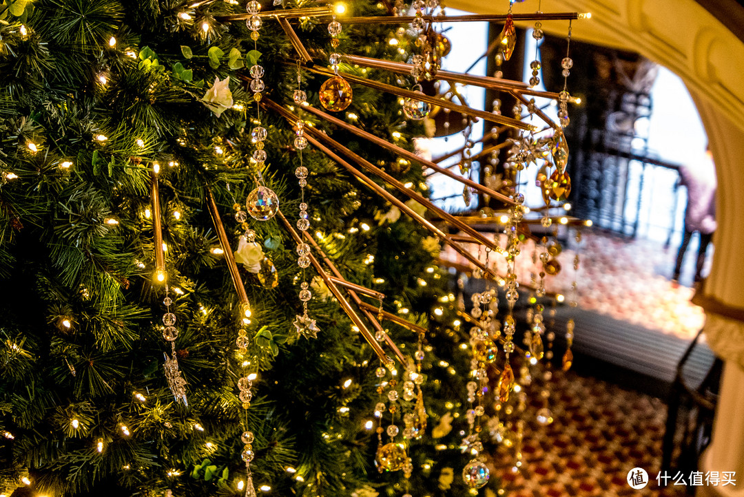 这年的圣诞树赞助来自施华洛世奇，剔透的人造水晶缀满枝头