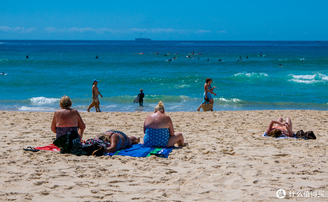 享受阳光是澳洲人戒不掉的瘾，这和年龄与身材完全无关