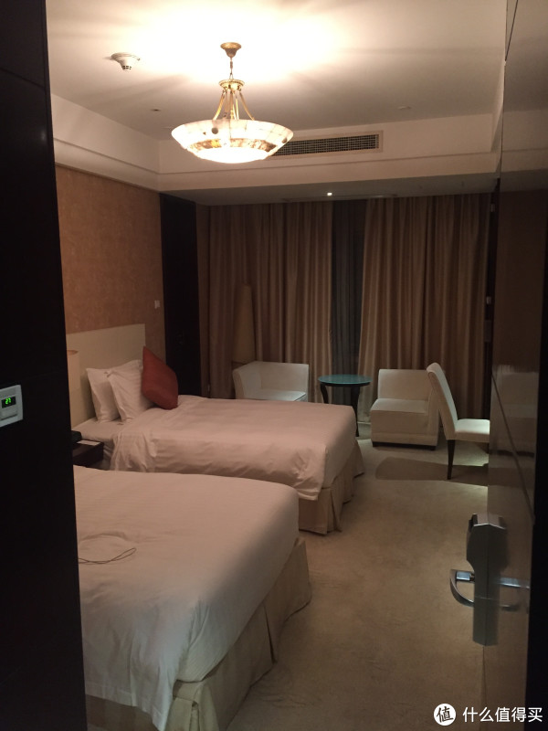 哥准备给同事一个惊喜,告诉他们酒店房间已经搞定,但没告诉他们是总统