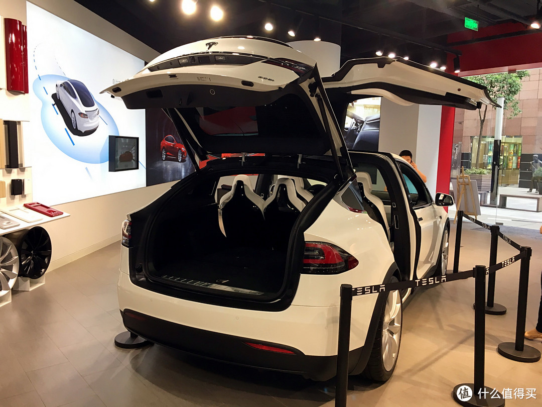 创造机会试驾Model X，顺便撸一点纪念品回来