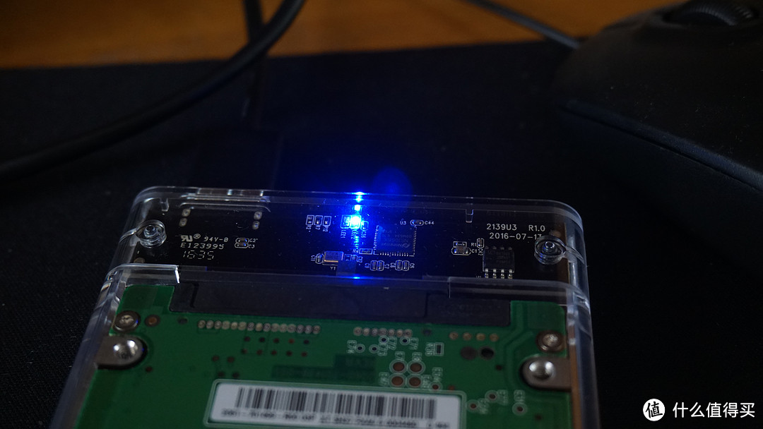 硬盘状态指示灯在硬盘背面，当无数据读写状态时，蓝色LED常亮