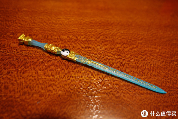 是换成绿色,还没有以前极光剑一好看,也没有原来真身兵器名剑金锋华丽