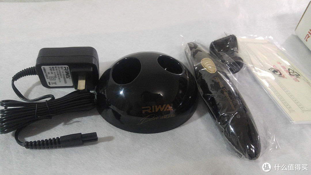 一个造型很独特的水洗鼻毛修剪器：RIWA 雷瓦 RA-555A