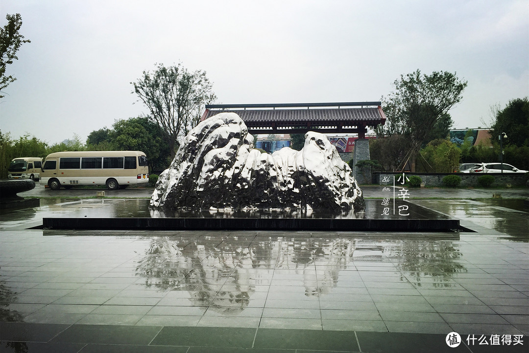 刚刚下过雨，天空阴沉沉的