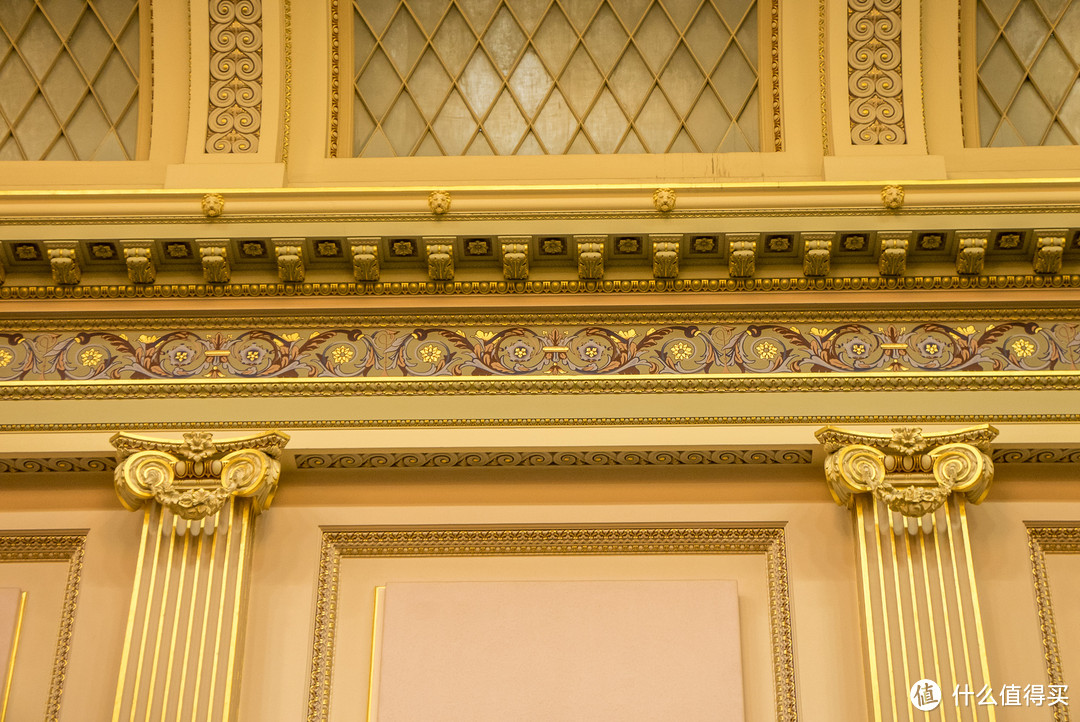 会议室金碧辉煌，屋顶和墙上的金色装饰都源于当年大淘金时代的鎏金。