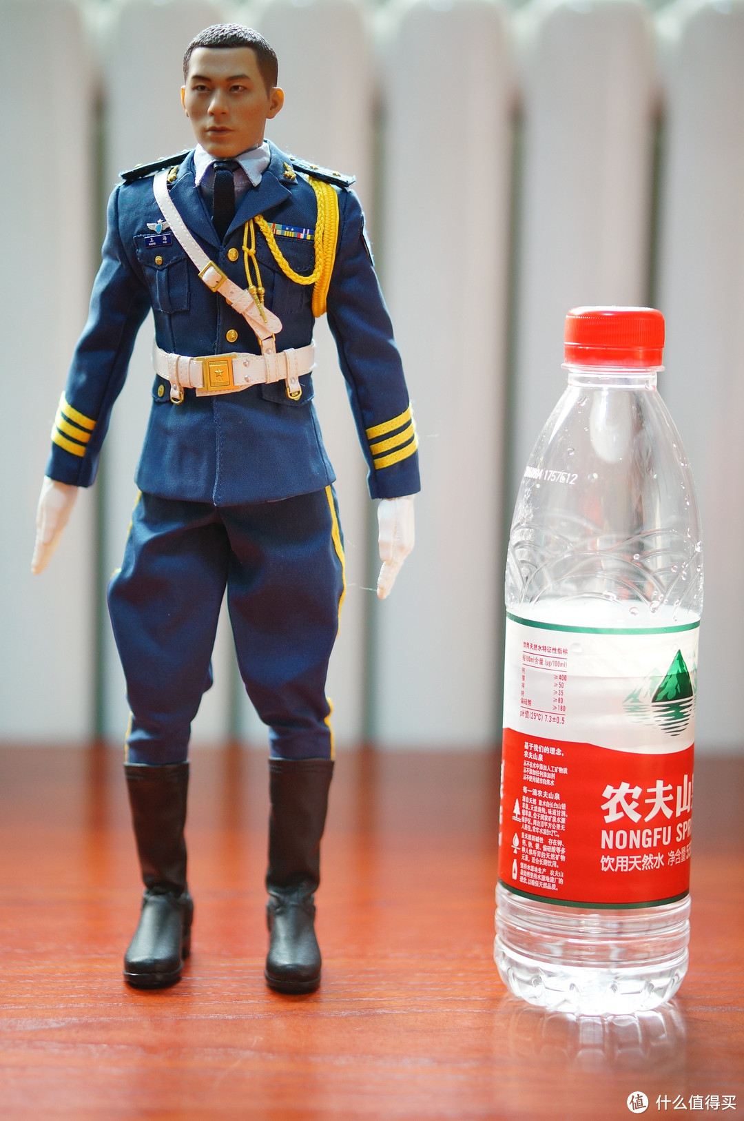 空军大哥，貌似穿的是07式礼宾服