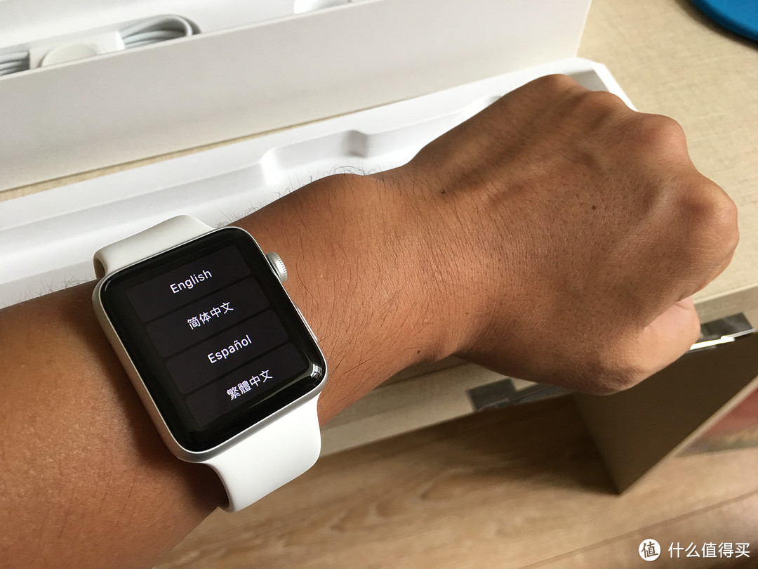 曲折入手的白色运动版 Apple 苹果 Watch Series 2 智能手表