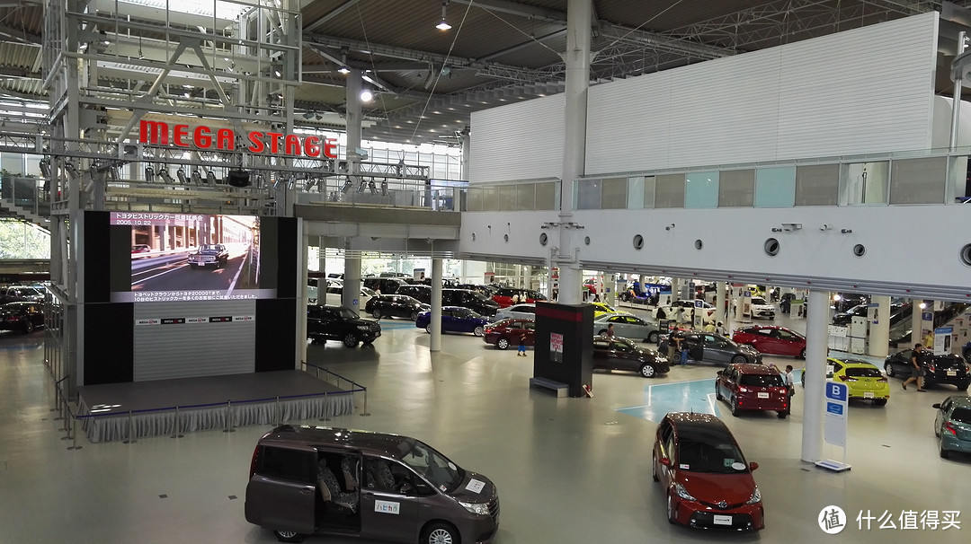 丰田的汽车馆，不仅是展示，也是销售场所，车型非常丰富