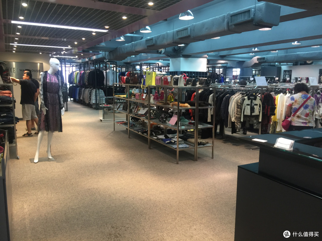 这么低的折扣 奢侈品也可以买一买了——香港购物之新海怡广场