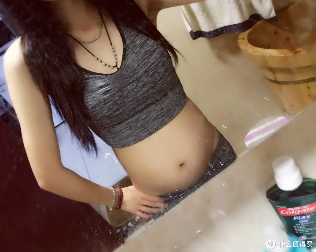 女人果然拿到任何新衣服都会欣喜万分的先试穿下! 女人果然拿到任何新衣服都会欣喜万分的先试穿下!
