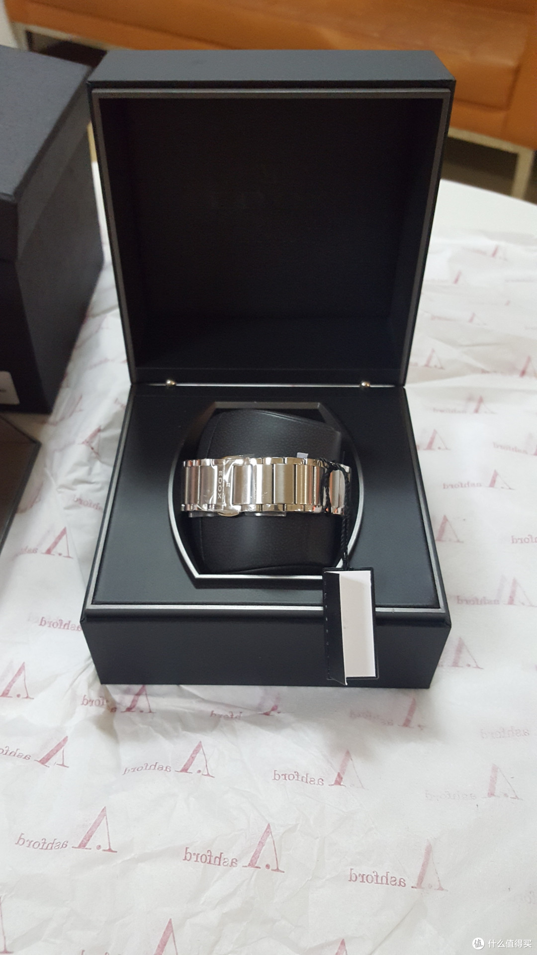 打开盒子,瞬间心情不爽,表给乱放在盒子里,而且还表面朝下 打开盒子,瞬间心情不爽,表给乱放在盒子里,而且还表面朝下