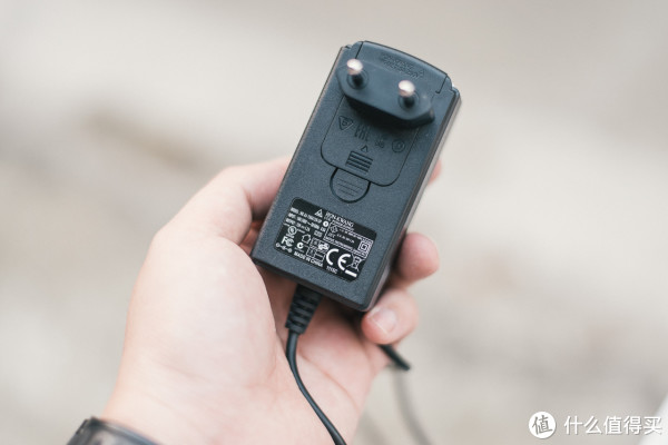 你带着它跑场,怎么也得准备至少两个插头,好在这个双相插头的设计不错