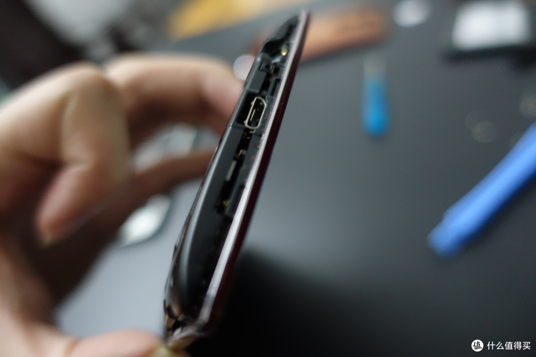 掰弯容易出问题 — 给LG G Flex 2换电池
