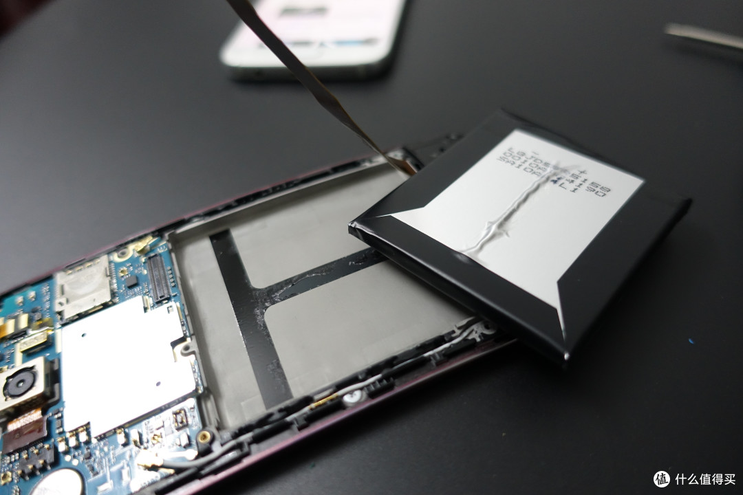 掰弯容易出问题 — 给LG G Flex 2换电池