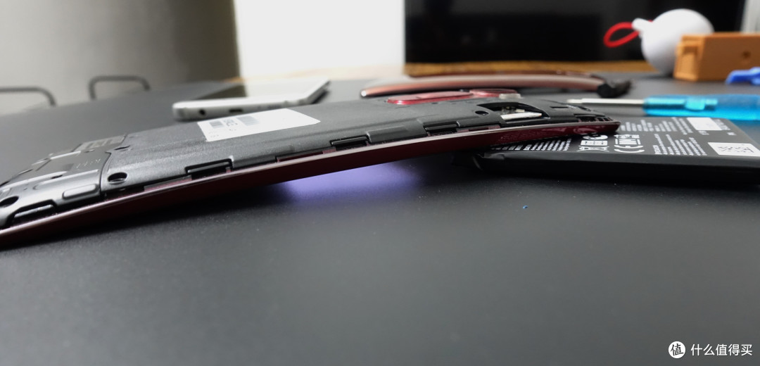 掰弯容易出问题 — 给LG G Flex 2换电池