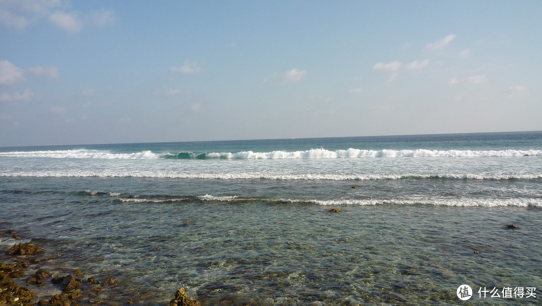 岛背面一片石头海滩，海浪比较大