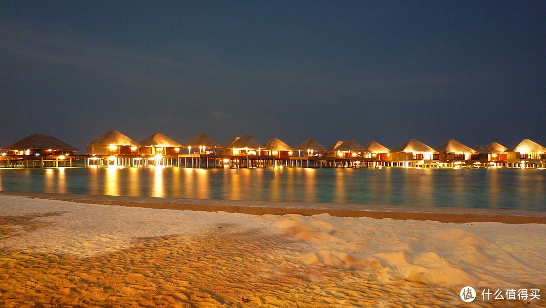 夜景，沙滩对面的水屋