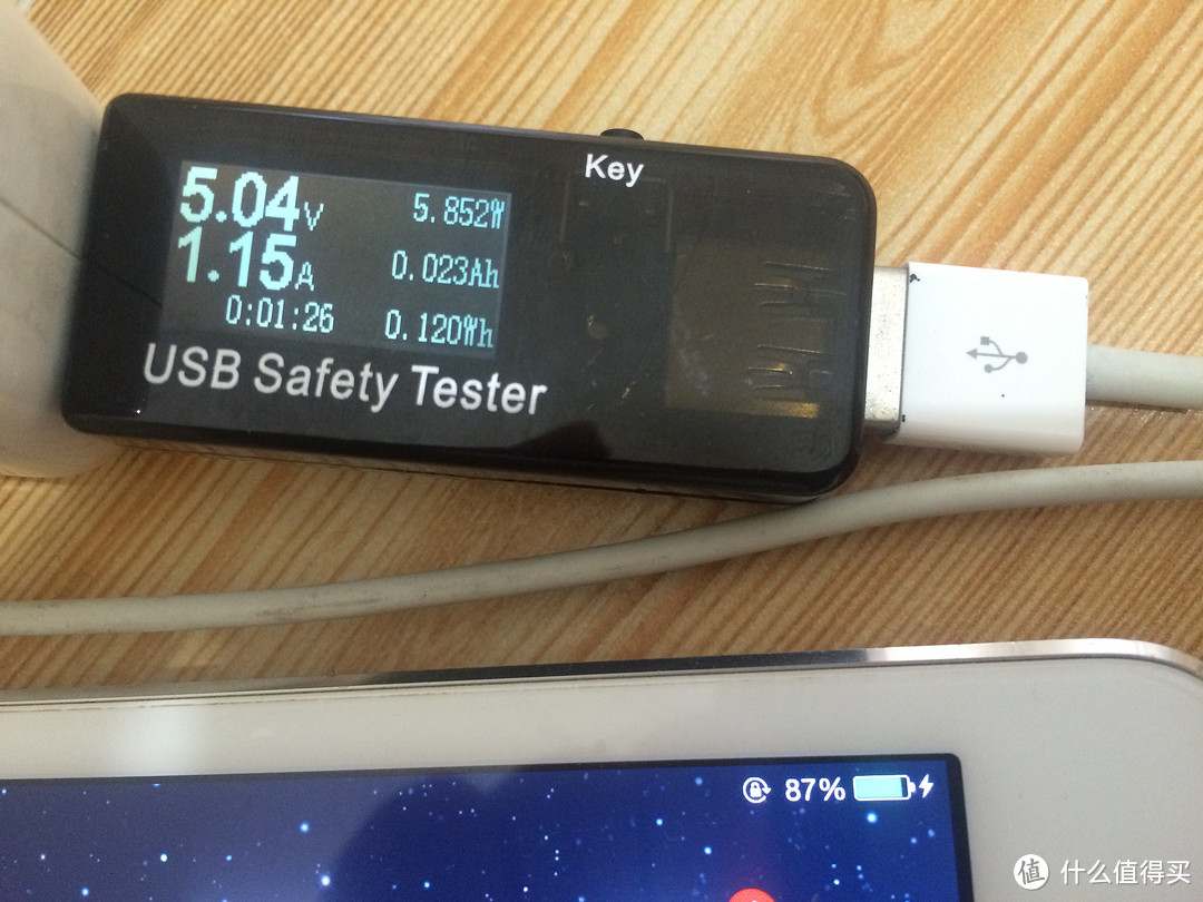 ipad满电的 我就随便玩掉了一点电 原装线电流电压 ipad满电的 我就随便玩掉了一点电 原装线电流电压
