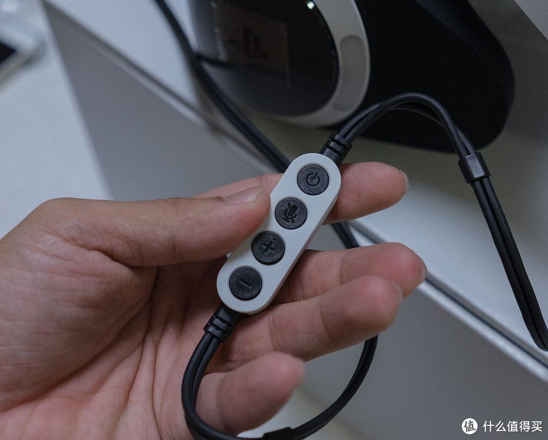 ↑vr控制按钮,控制开关机,音量调节 ↑vr控制按钮,控制开关机,音量调节