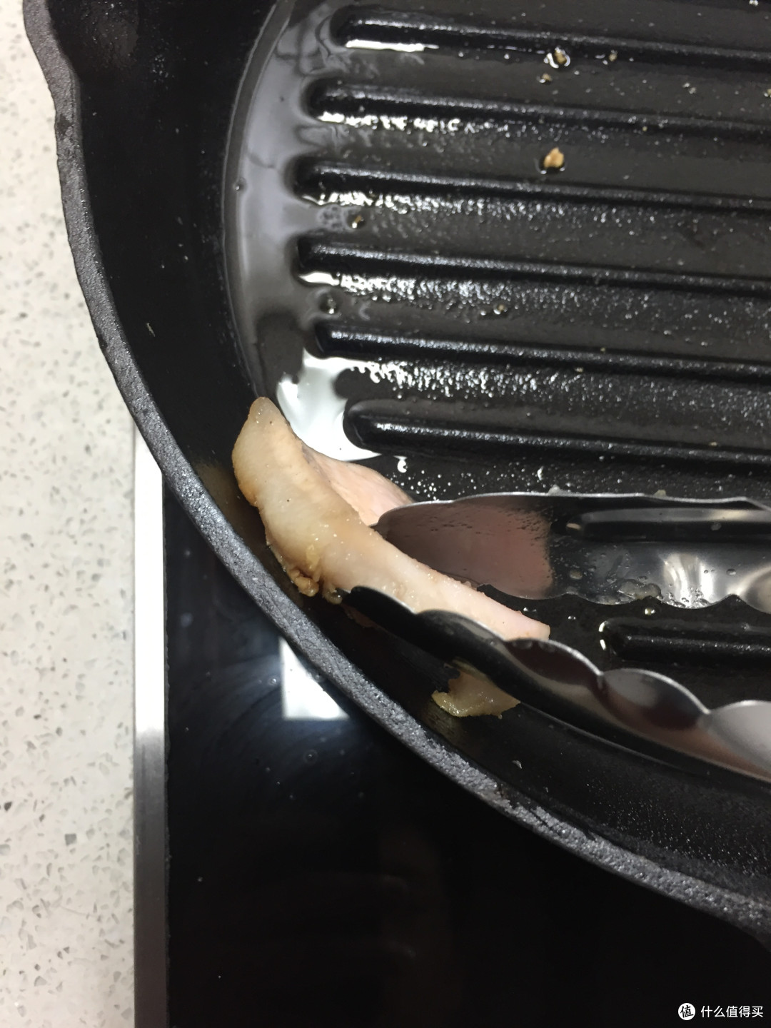 做出美味牛排，你需要一口铸铁锅