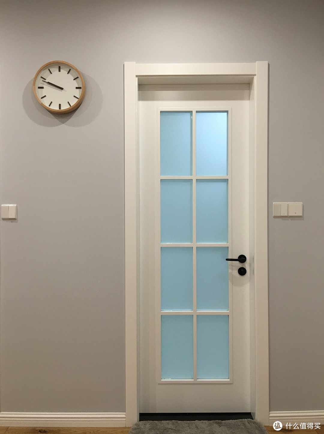 门锁我买的静音版,子母合页不用开槽,卧室用的墙吸卫生间用的地吸.