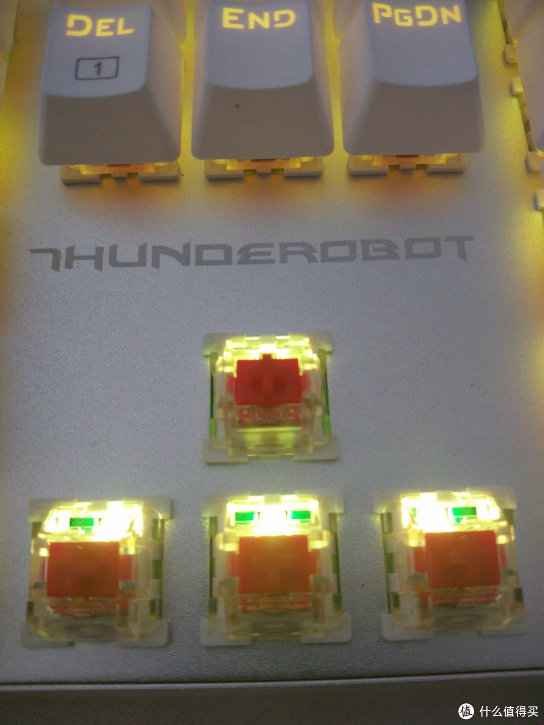 ThundeRobot 雷神 白幽灵 K75R-PBT机械键盘 开箱图赏