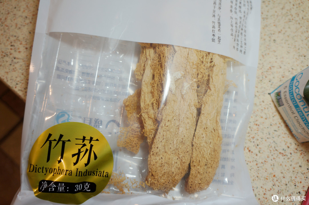 一汤一菜一人食：竹荪椰子鸡+茭白炒腊肉，一半海水一半火焰
