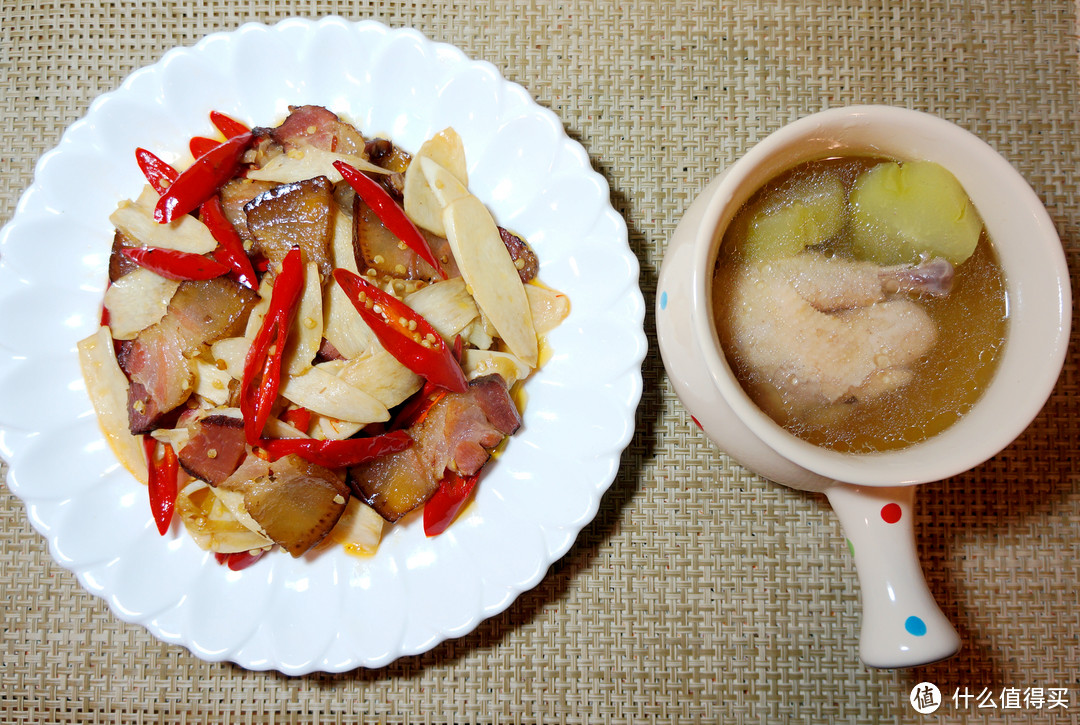 一汤一菜一人食：竹荪椰子鸡+茭白炒腊肉，一半海水一半火焰