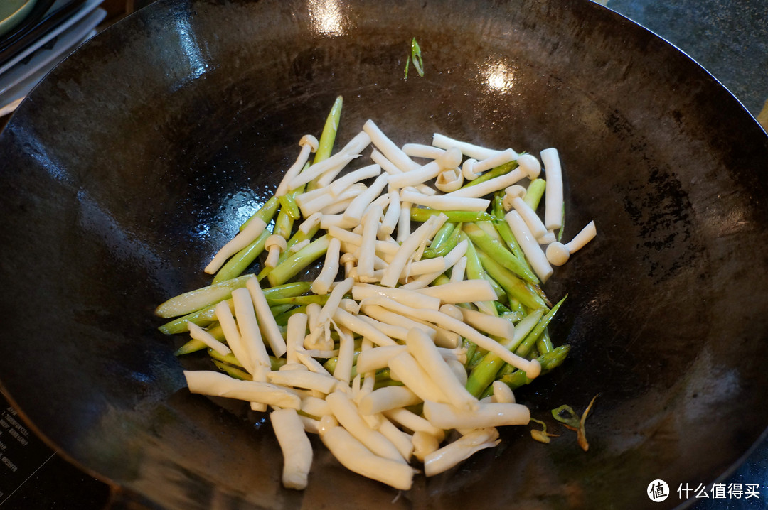 一种蘑菇一种美味：清爽下饭菜——芦笋玉蕈炒腊肠