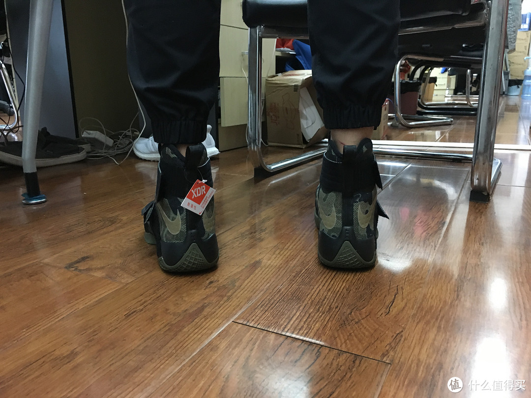 NIKE LEBRON LBJ 战士10 詹姆斯迷彩篮球鞋 开箱（附真人兽）