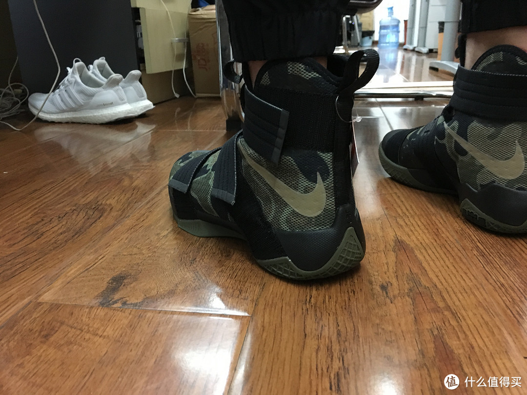 NIKE LEBRON LBJ 战士10 詹姆斯迷彩篮球鞋 开箱（附真人兽）