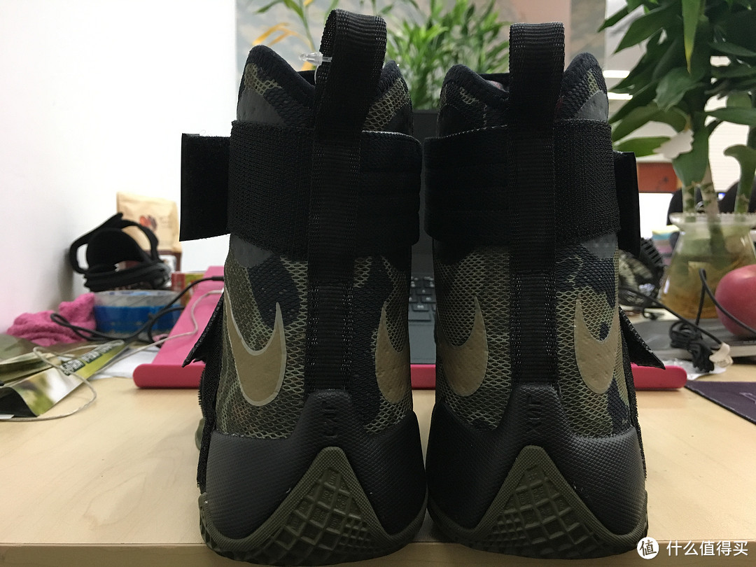 NIKE LEBRON LBJ 战士10 詹姆斯迷彩篮球鞋 开箱（附真人兽）