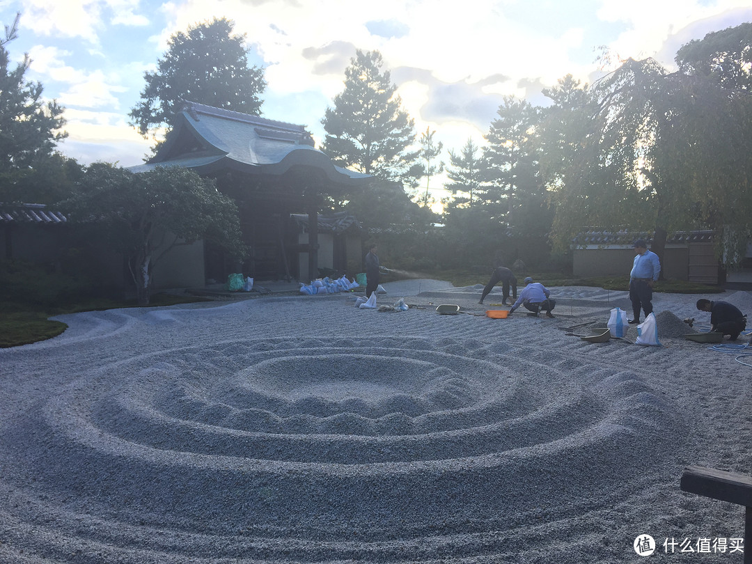 高台寺正在造型的枯山水