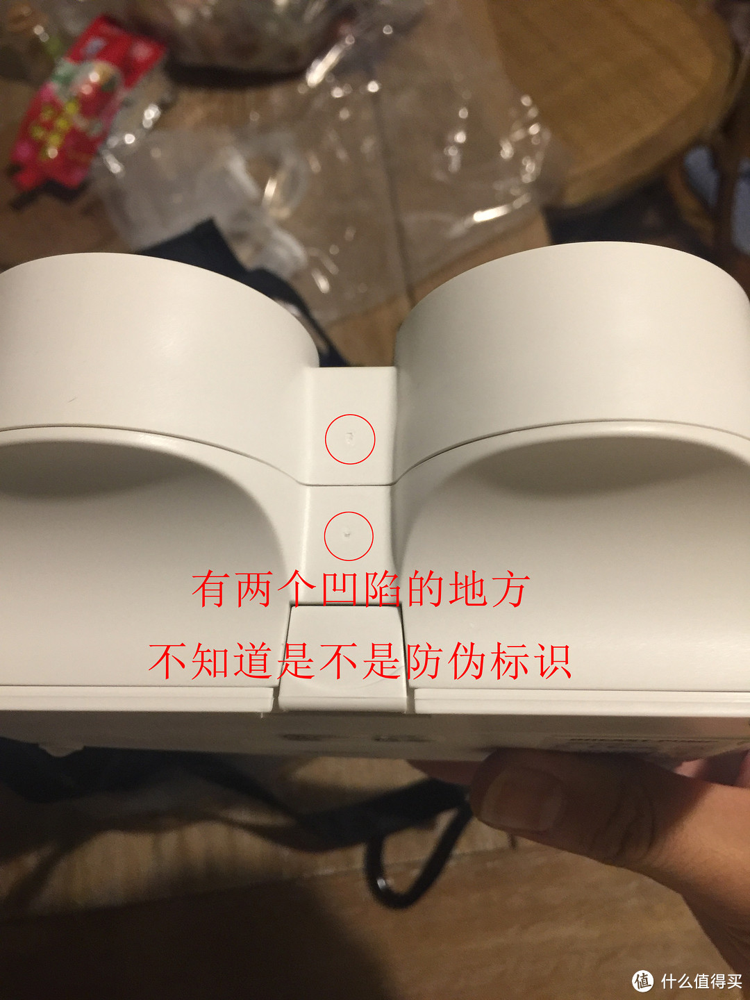 侧面，有两个凹点，不知道具体什么作用