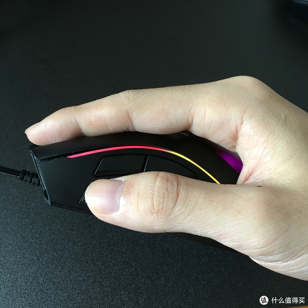 趴握,由于人体工学的优势,曼巴再右半边手的手感上胜于g302