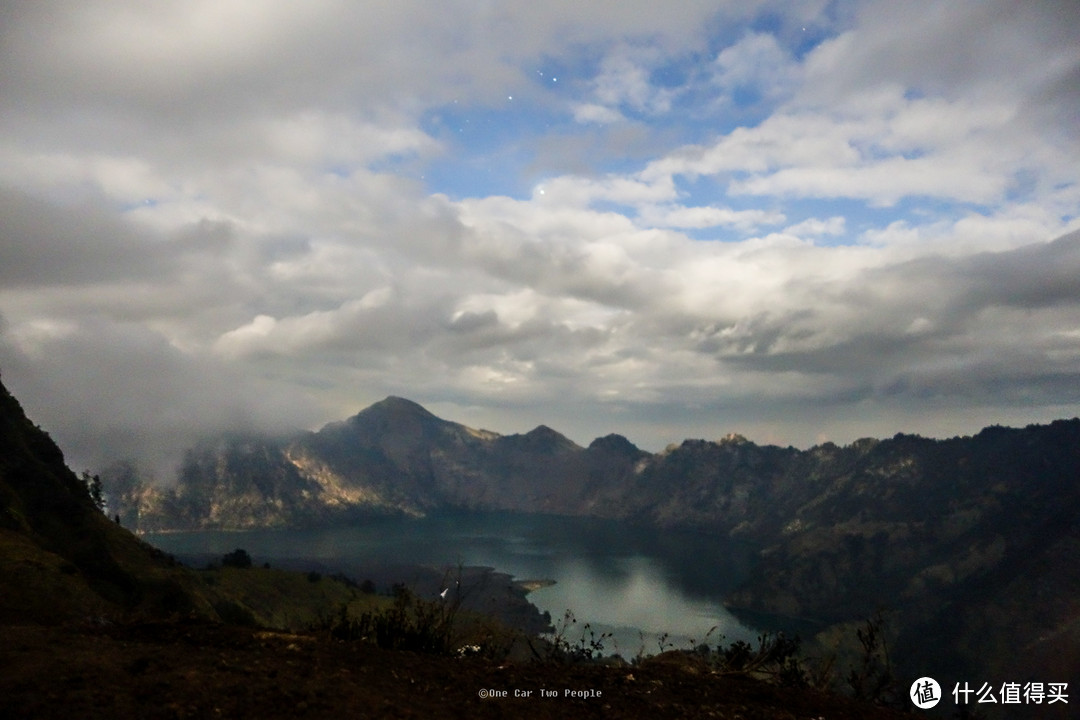 多云的星空下，俯瞰Segara Anak Lake