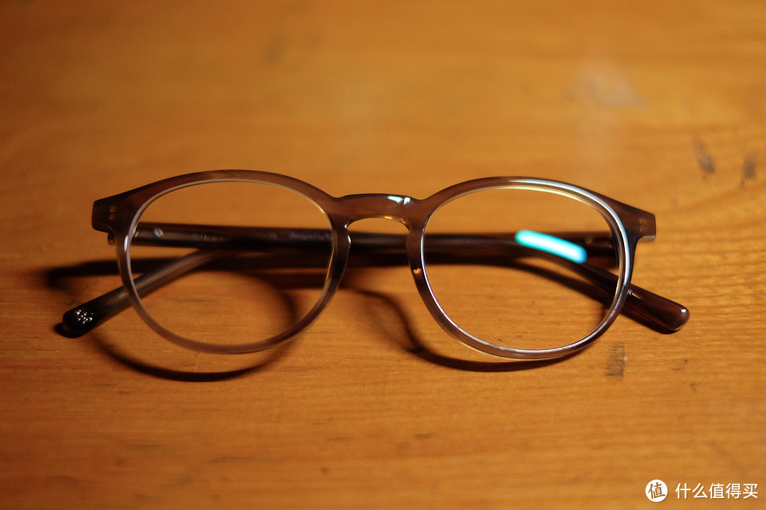 以前的眼镜都是黑色的，这次就换了个稍微浅一点的像琥珀一样的颜