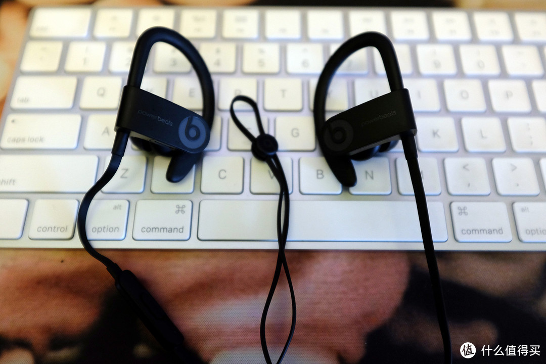 低调黑色 Powerbeats3 Wireless 入耳式耳机 开箱试听