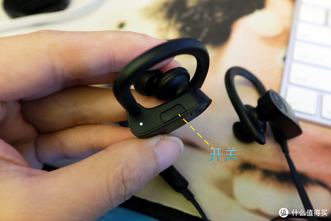 低调黑色 Powerbeats3 Wireless 入耳式耳机 开箱试听