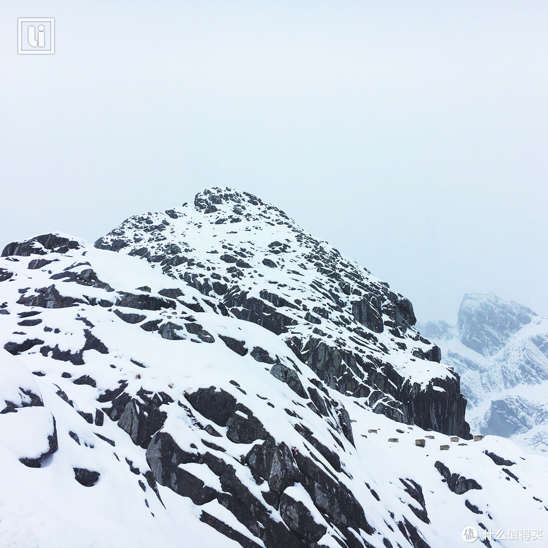 雪了,坐着缆车上山就可以感受不同海拔下山的变化,山顶刮着大风下着雪