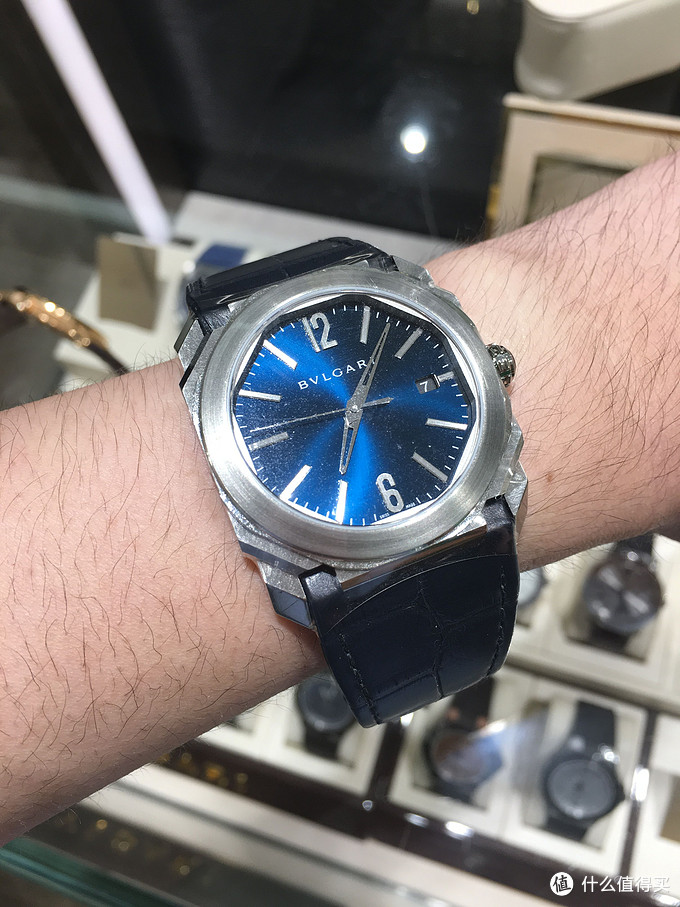 同款手表也配有皮带款，蓝色皮带和表盘相互呼应，甚是优美。