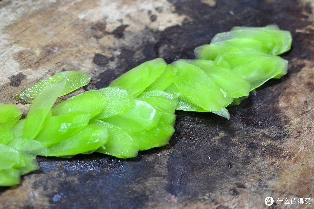 周末给家添点烟火气：孜然莴苣小鸡丝+甜豆啤酒小牛肉