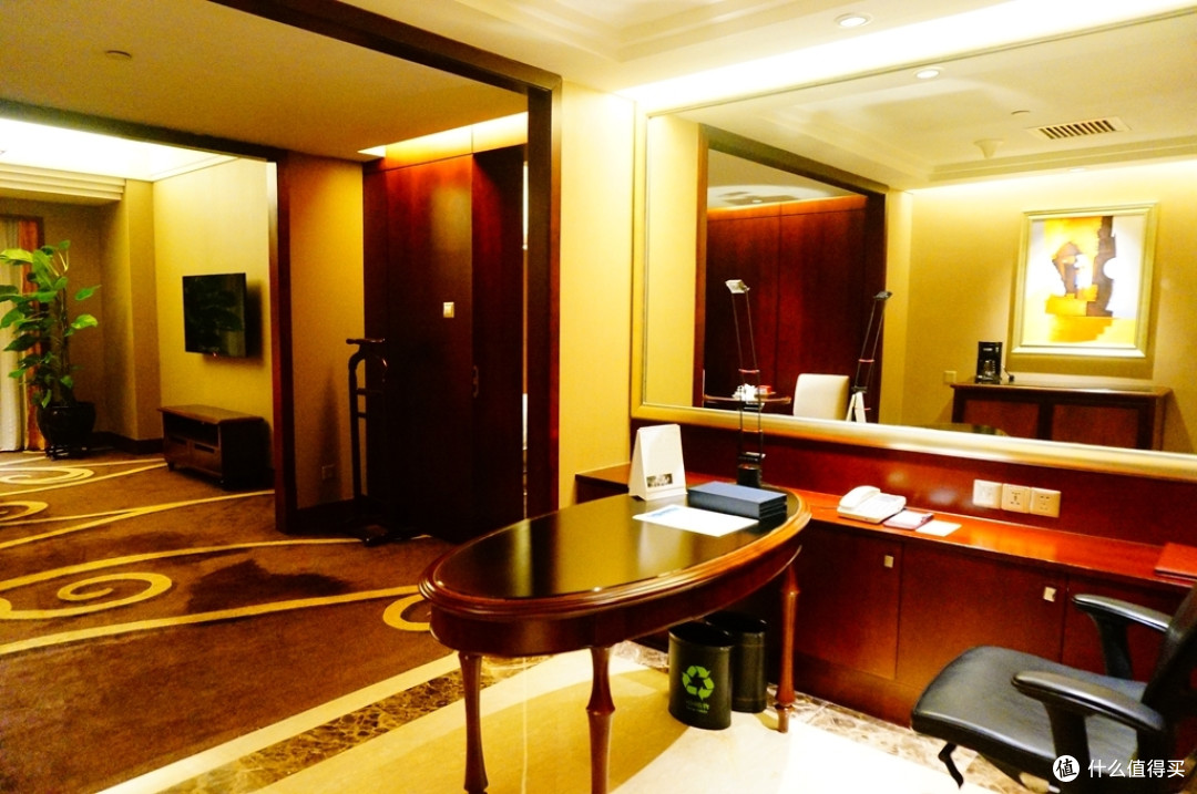 配套的主洗手间,很整洁,光亮,浴缸落地窗喜来登作为入门级五星级酒店