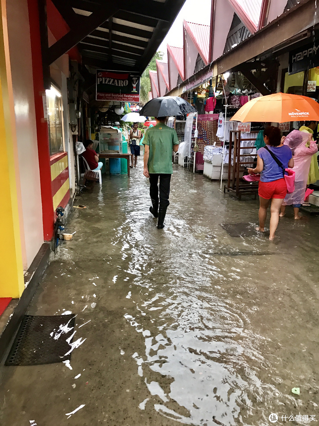 下雨天你需要趟着臭水走